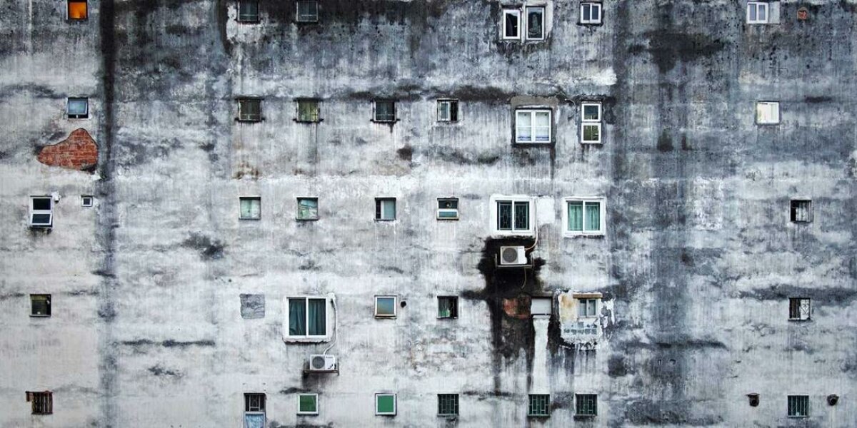 Hausfassade mit starken Schäden.